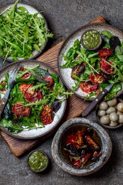 Salata arugula, ıspanak, kurutulmuş domates ve jambon serrano paleta iberica ile. Düşük karbonhidrat keto tarifi