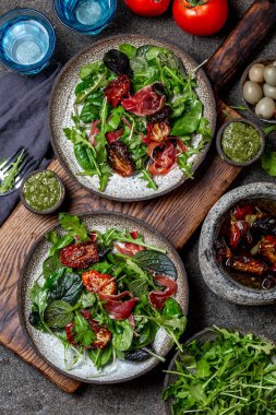 Salata arugula, ıspanak, kurutulmuş domates ve jambon serrano paleta iberica ile. Düşük karbonhidrat keto tarifi