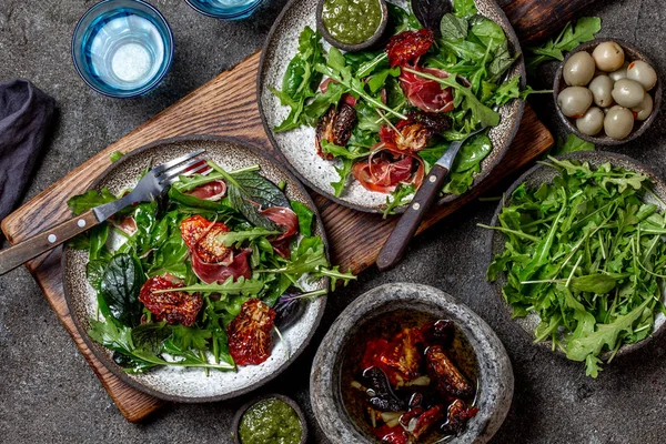 Salata arugula, ıspanak, kurutulmuş domates ve jambon serrano paleta iberica ile. Düşük karbonhidrat keto tarifi