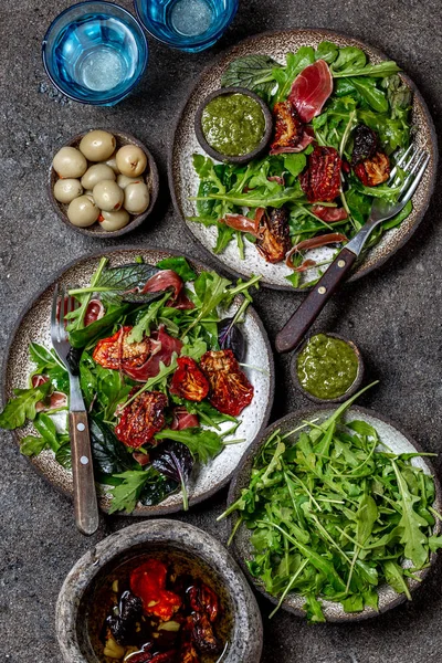 Salada com arugula, espinafre, tomate seco e presunto serrano paleta iberica. Receita keto de carboidratos baixos — Fotografia de Stock