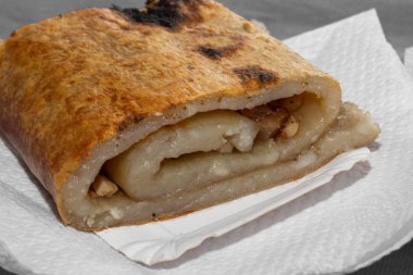 Chochoca Hazırlanması - Chiloe adası, Şili tpical gıda. Tahta çubuk üzerine hazırlanan chiilotan patates ekmeği