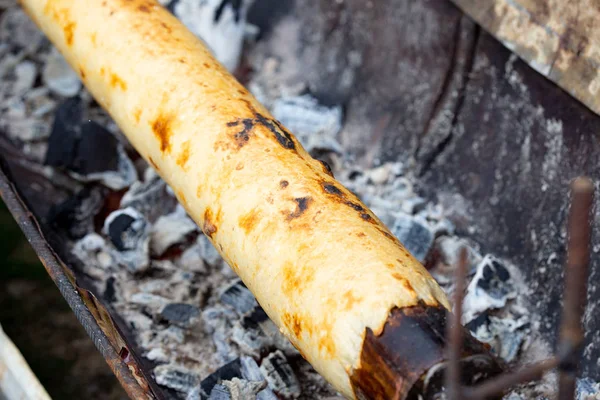 チョチョカの準備 - チロエ島、チリのtpical食品。木棒にチイロタンポテトパンを用意 — ストック写真