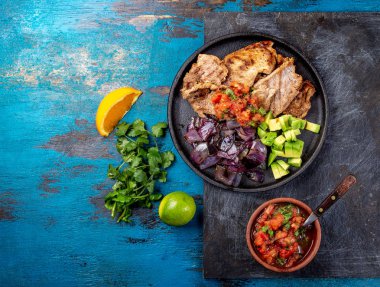 Yucatan Meksika Gıda Domuz Poc Chuc poc chuck. Portakal suyu marine domuz avokado, mor soğan ve rustik domates sosu ile servis.