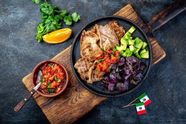 Yucatan Meksika Gıda Domuz Poc Chuc poc chuck. Portakal suyu marine domuz avokado, mor soğan ve rustik domates sosu ile servis.