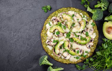 Avokado, peynir ile yeşil brokoli hamur kabuk pizza. Düşük karbonhidrat, kayrak arka plan üst görünümünde ketojenik diyet vegan vejetaryen pizza