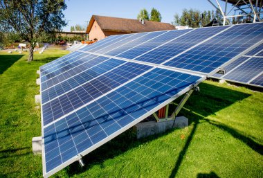 Güneş paneli. Eko yenilik alternatif enerji kaynağı