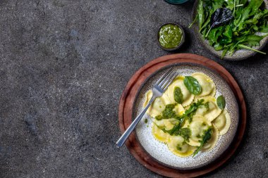 İtalyan ıspanak ricotta ravioli, üst görünüm, siyah arka plan, kopya alanı, Vejetaryen gıda, Vegan ravioli