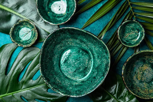 Háttér üres zöld tányérok trópusi pálmafalevelek és szörnyek — Stock Fotó