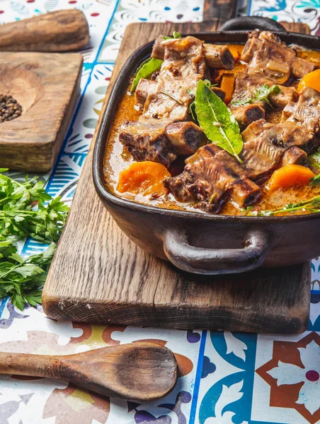 Costillas de res Bourguignon. Costillas de res guisadas con zanahoria, cebolla en vino tinto. Francia plato — Foto de Stock