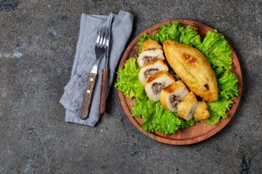 Peru Şili geleneksel çanak Papa Rellena et doldurulmuş patates püresi üzerinde ahşap plaka