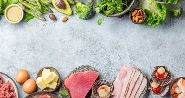 Ketojenik Diyet Düşük Karbonhidrat Kavramı. Vejetaryen ve hayvansal protein, karbonhidrat ve yağ kaynakları. Kopyalama alanı ile sağlıklı gıda arka plan