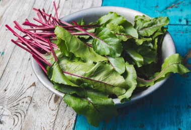 Kırsal beyaz arka planda taze altın. Üst görünüm