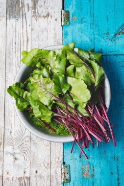 Kırsal beyaz arka planda taze altın. Üst görünüm
