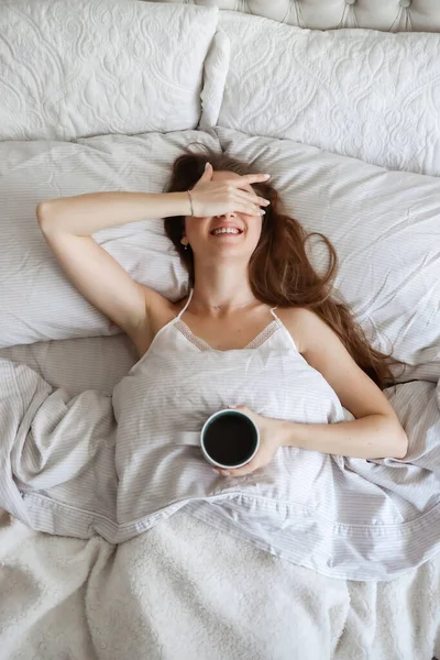Female in bed drinking coffee. Happy girl. Morning concept. breakfirst in bed — Stock Photo, Image