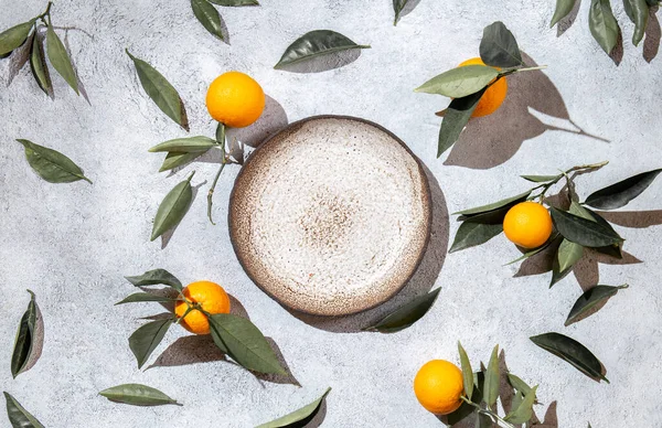 Hele sinaasappels witl sinaasappelboom bladeren op witte achtergrond rond lege plaat. bovenaanzicht, vlakke lay, zomer en gezond concept. Mockup — Stockfoto