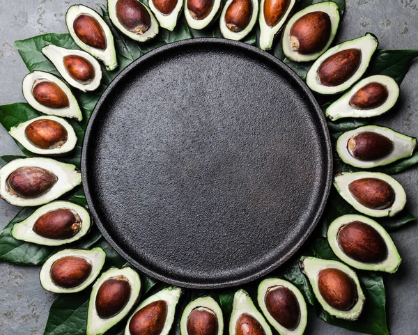 Blätter Von Avocado Und Avocadobäumen Umrahmen Den Leeren Teller Kopieren — Stockfoto