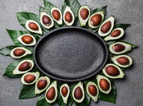 Avocado Avocado Boom Bladeren Frame Rond Lege Plaat Kopieer Ruimte — Stockfoto