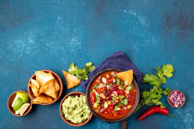 Meksika yemeği kavramı. Fasulye çorbası, guacamole ve nachos totopos. Üst görünüm
