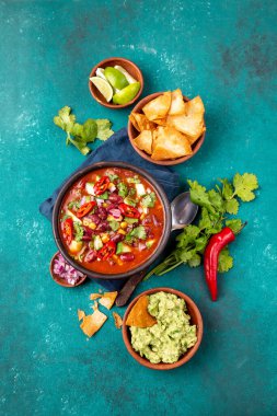Meksika yemeği kavramı. Fasulye çorbası, guacamole ve nachos totopos. Üst görünüm