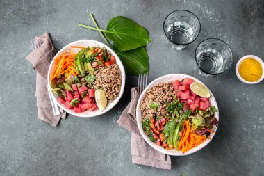 Kinoa ve sebzeli ton balığı kasesi. Budda kasesi. Gri arkaplanda Quinua ton balığı salatası