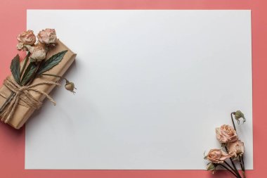 Çiçek kompozisyonu. Küçük buketli ve hediyeli çalışma alanı Üst görünümü düz yatıyordu