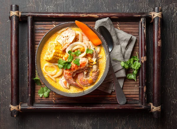 Soupe péruvienne aux fruits de mer Chupe de Camarones dans un bol gris, vue sur le dessus — Photo