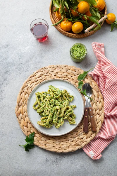 Pasta Lorighittas da Sardenha. Loriguittas com pesto de molho de ervas. em placa branca . — Fotografia de Stock