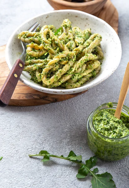 Sardunya 'nın Lorighitas makarnası. Bitki soslu Loriguittalar. Beyaz tabakta.
