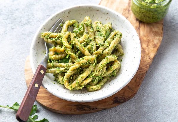 Pasta Lorighittas da Sardenha. Loriguittas com pesto de molho de ervas. em placa branca . — Fotografia de Stock