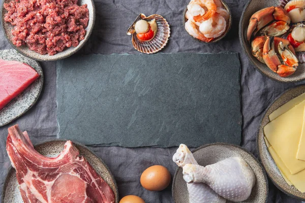 Fondo de fuentes de proteína animal con espacio de copia. Concepto de dieta carnívora. Carne, queso, pescado, huevos y mariscos — Foto de Stock