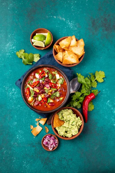 Meksika yemeği kavramı. Fasulye çorbası, guacamole ve nachos totopos. Üst görünüm — Stok fotoğraf