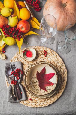 Sonbahar. Şükran Günü. Balkabakları, meyveler ve sarı yapraklar, sonbahar süslemeleri..