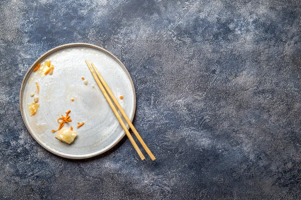 Piatto sporco vuoto dopo kimchi coreano con bacchetta — Foto Stock