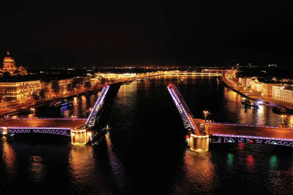 Rio Neva. Ponte do Palácio na proximidade. São Petersburgo, Rússia — Fotografia de Stock