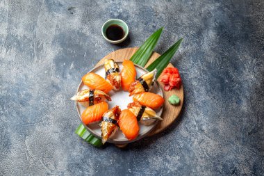 Suşi ve rulo Japon yemeği. Üst görünüm gri arkaplan