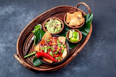 Meksika kara fasulye çorbası ve ev yapımı kızarmış tortilla totopos nacamole ile guacamole