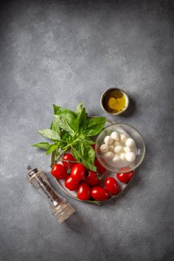 Caprese salata malzemeleri - domates, peynir ve fesleğen.