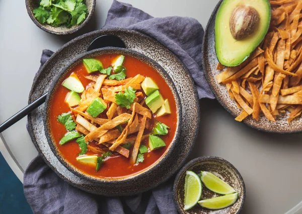Meksika usulü baharatlı aztek çorbası ve kızarmış tortilla. Sopa azteca