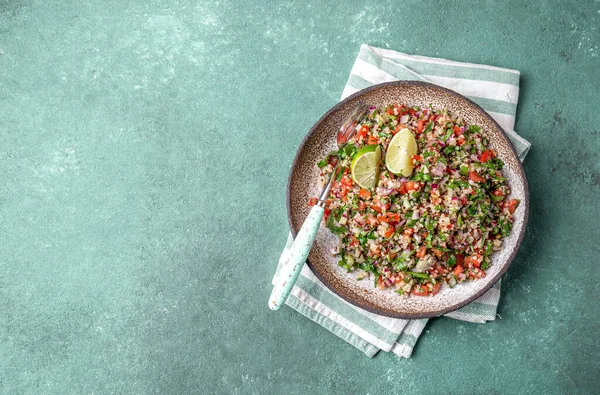 Ensalada tradicional libanesa tabouli tabule con quinua, hierbas, tomates, menta y limón —  Fotos de Stock