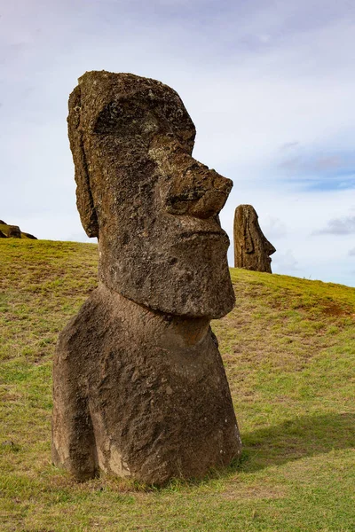 Πέτρινα αγάλματα Moai στο νησί του Πάσχα Rapa Nui — Φωτογραφία Αρχείου