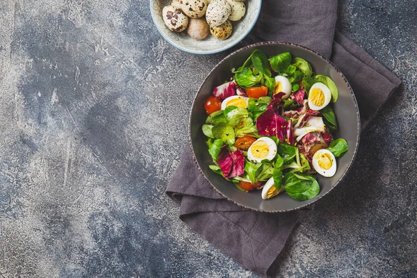 Salada mista fresca com ovo na tigela, vista superior — Fotografia de Stock
