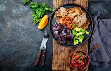 Yucatan Meksika Gıda Domuz Poc Chuc poc chuck. Portakal suyu marine domuz avokado, mor soğan ve rustik domates sosu ile servis.