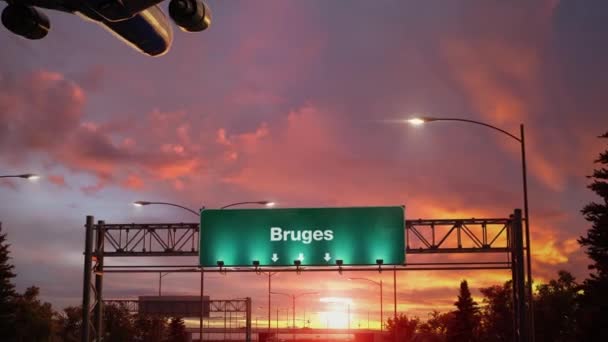 Lentokone Laskeutuminen Bruggen aikana ihana auringonnousu — kuvapankkivideo