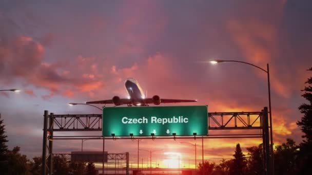 Самолет Взлет Чешской Республики во время прекрасного восхода солнца — стоковое видео