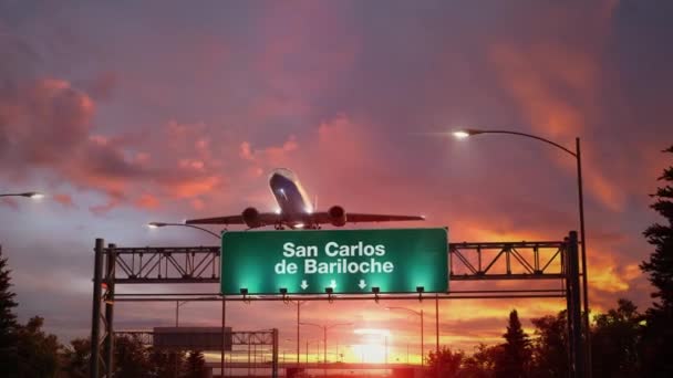 Avião Descolar San Carlos de Bariloche durante um nascer do sol maravilhoso — Vídeo de Stock