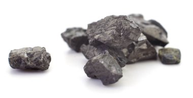 Beyaz arkaplanda izole edilmiş kömür yığını.