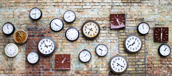 Colección de reloj vintage colgando de una vieja pared de ladrillo —  Fotos de Stock