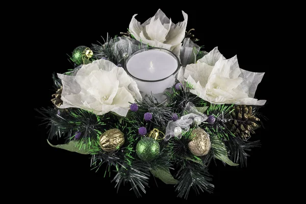 Kerst decoratie met een kaars met de hand gemaakt, versierd met kunstmatige kerstboom, dennenappels, witte bloemen, noten en groene ballen — Stockfoto