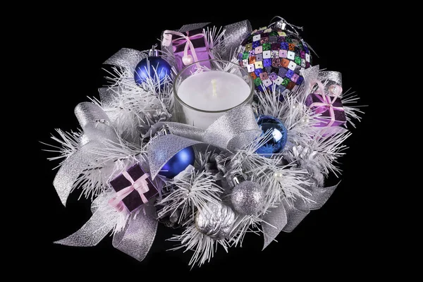 Kerstversiering met een kaars gemaakt door uzelf, versierd met zilveren lint, noten, kegels, ballen en een kunstmatige witte kerstboom — Stockfoto