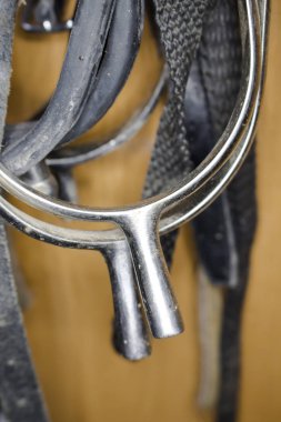 Deri ve ağ kemerlerinin arka planında bir çift metal çıkıntısı.